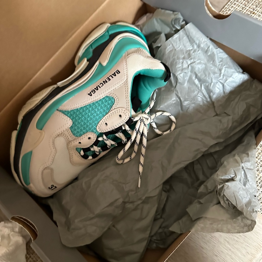Worn a few times. Perfect condition. No defects